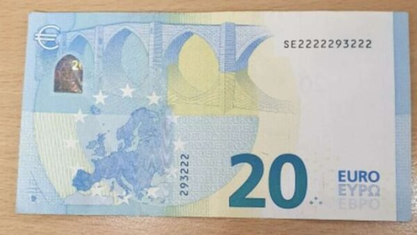 200 pieces of 20€ fake bills