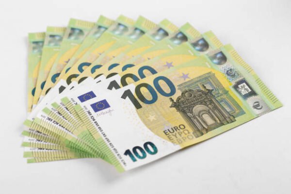 20 pieces of 100€ fake bills